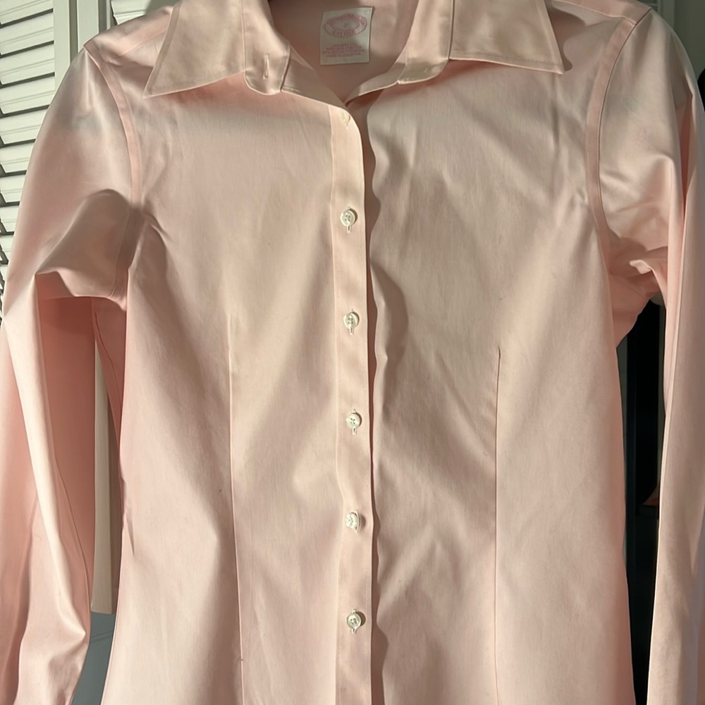 Brooks Brothers Women size 2 button down light pink shirt cotton 97%